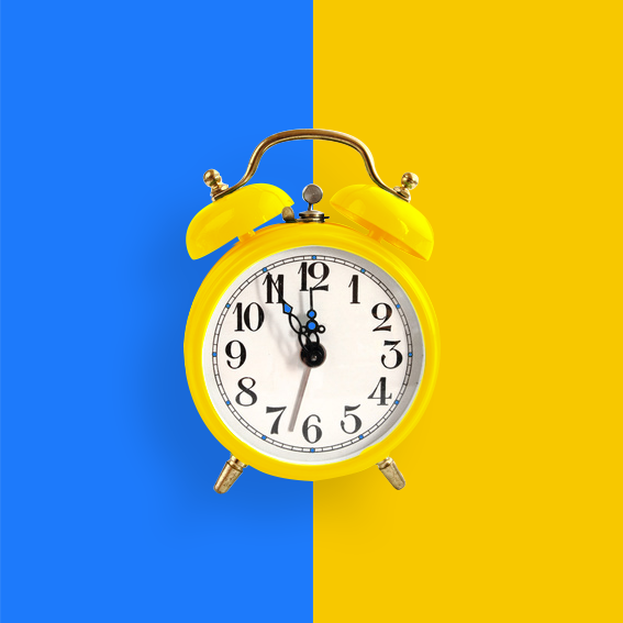 Gelbe Uhr auf Blau-Gelben Hintergrund